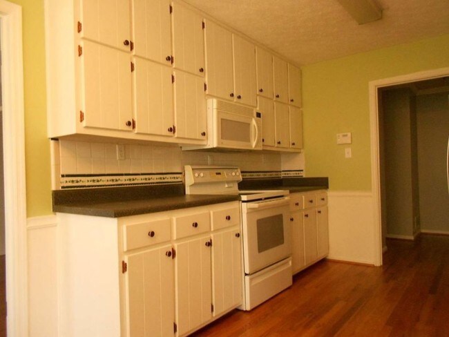 Building Photo - 205 Pinetree Dr