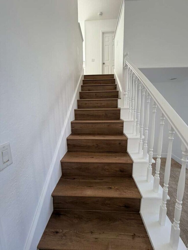 Building Photo - Freshly Updated End-Unit Townhome in the Gated Community of Vista Valencia