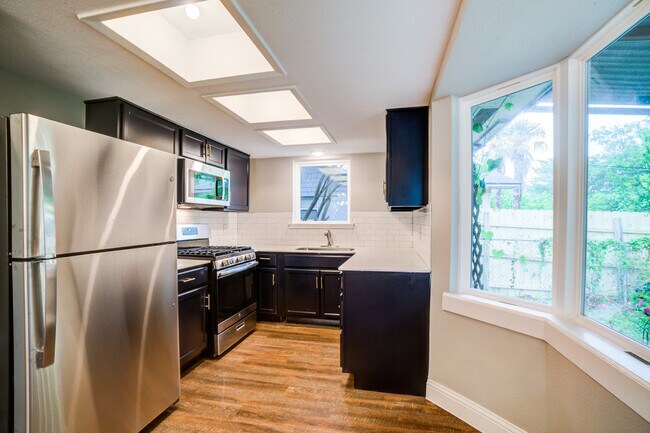 Building Photo - 2608 Driftwood Dr