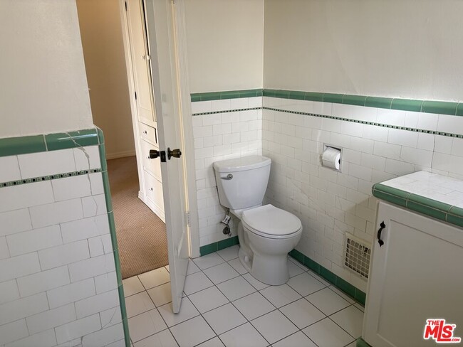 Building Photo - 351 N Gardner St