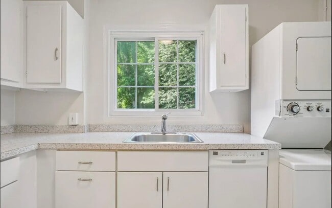 Building Photo - Charming Tree-Top Condo in Historic Parkfa...
