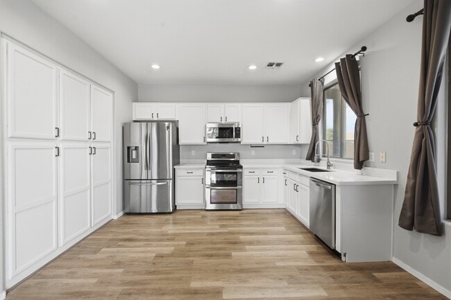Building Photo - 851 S Fern Ct