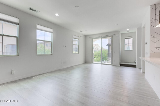 Building Photo - 597 Mustang St