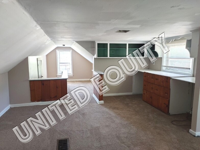 Building Photo - 3401 Earlham Dr