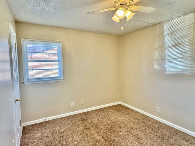 Building Photo - Adorable 3-bedroom!!