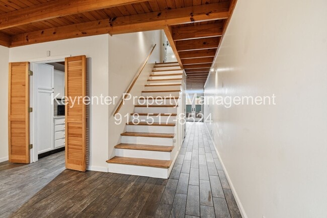 Building Photo - 2 Bed 2.5 Bath Right off Cherry Street!!