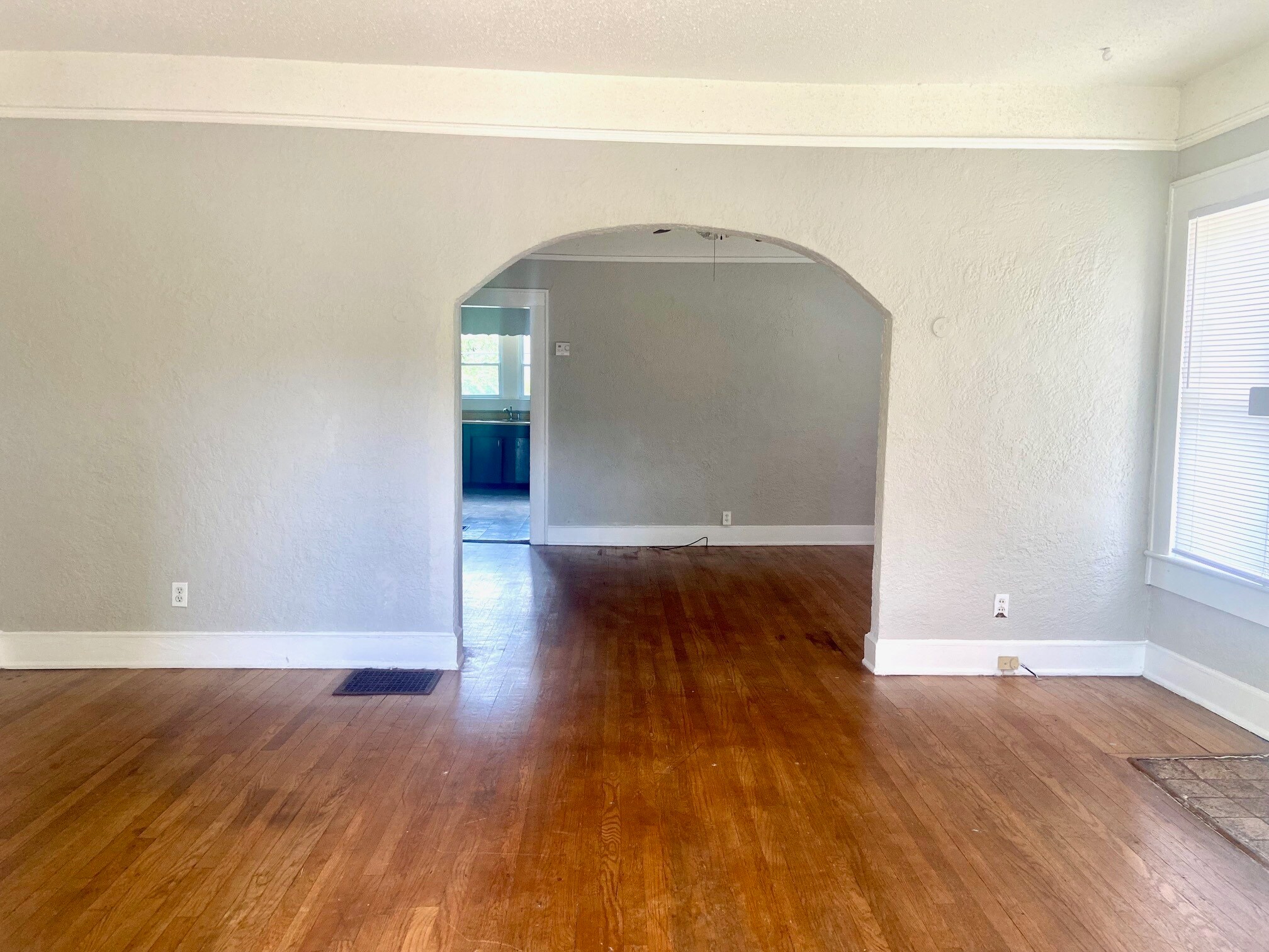 Building Photo - 420 10th Ave S