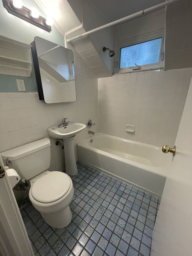 Building Photo - Three Bedroom House for 2026/27!