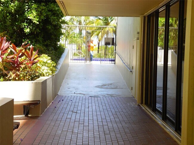 Building Photo - 1623 Collins Ave