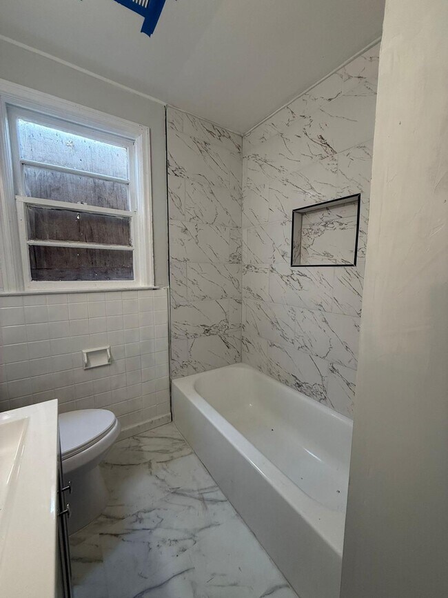 Building Photo - 2634 Highland Ave