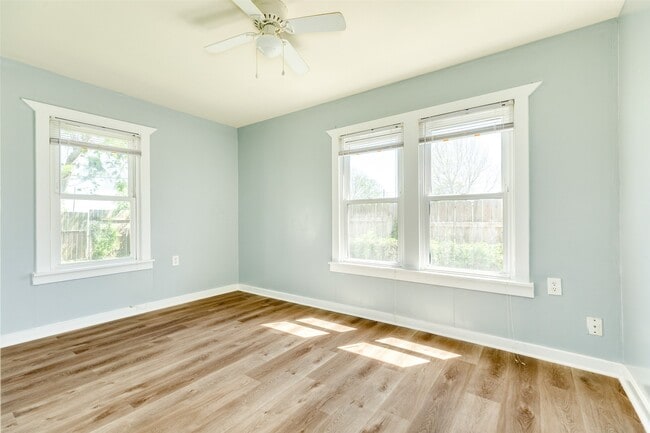 Building Photo - 302 W 8th St