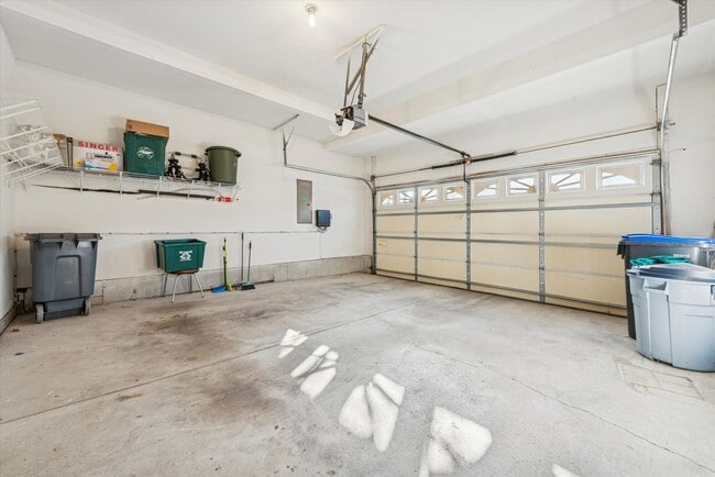 Building Photo - Avaible now, 3B/2.5B Townhome in Whiteland Woods!