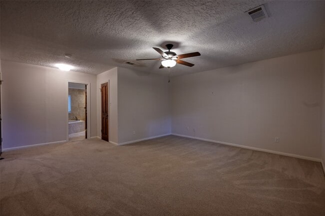 Building Photo - 2230 Lakeville Dr