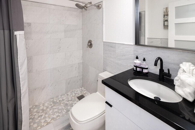 Building Photo - 41215 Carlotta Dr