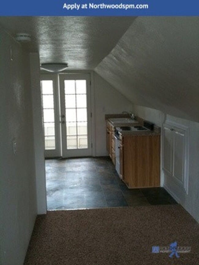 Building Photo - Charming upstairs studio.  Close to shopping