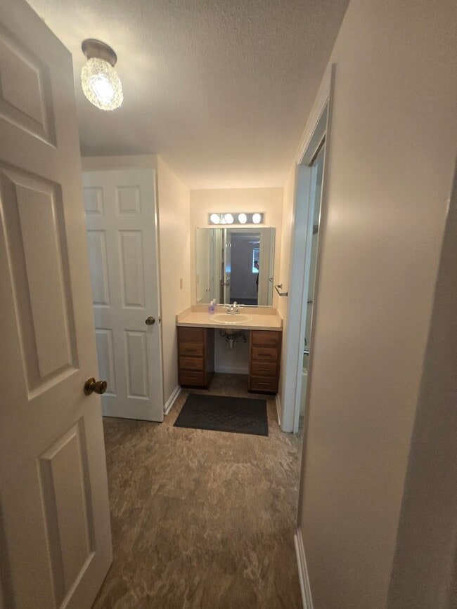 Building Photo - **Charming 3-Bed, 2-Bath Duplex Apartment ...