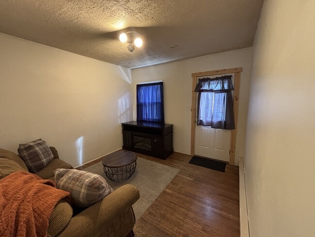 Building Photo - 122 7th St