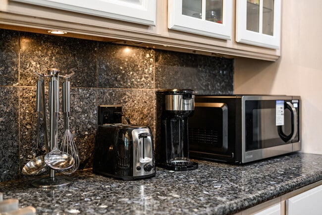 Building Photo - 1250 Stratford Ln