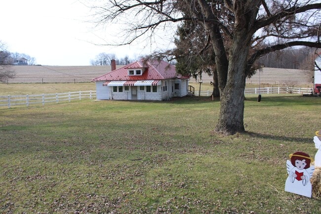 Building Photo - Charming Single Family Cottage