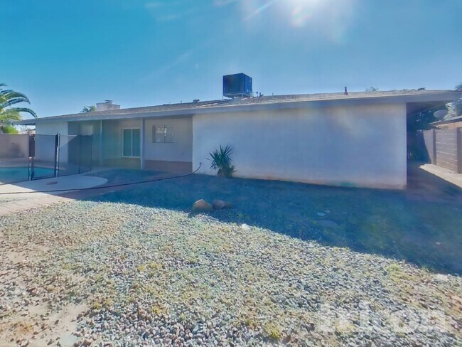 Building Photo - 1550 E Kramer St