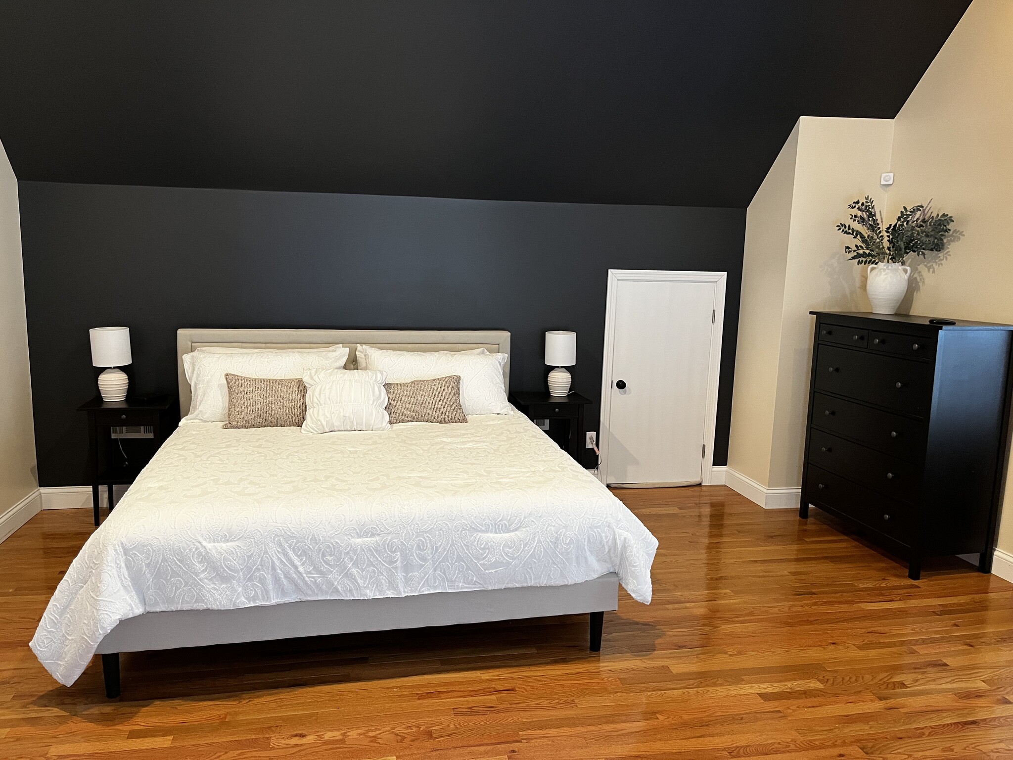 Building Photo - 1838 Oakridge Dr