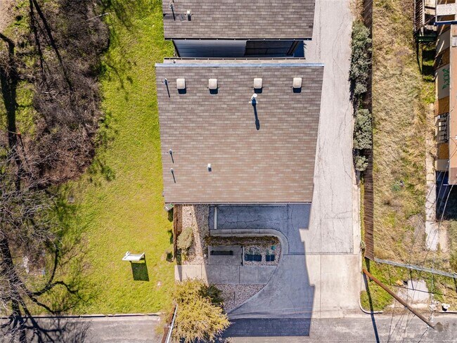 Building Photo - 2305 Coronado St