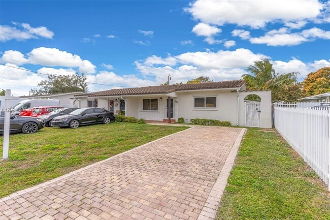 Building Photo - 310 SW 76th Ct