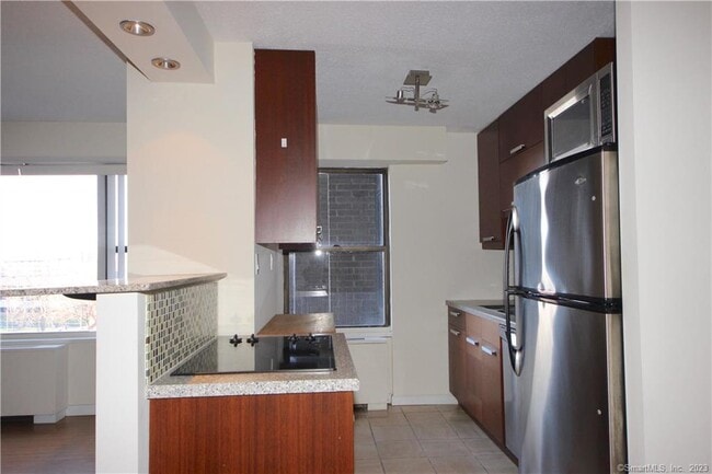 Building Photo - 44 Strawberry Hill Ave