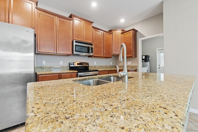 Building Photo - Beautiful 3/2.5 Energy Efficient Home in H...