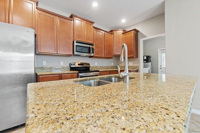Building Photo - PENDING APPLICATION- Beautiful 3/2.5 Energ...