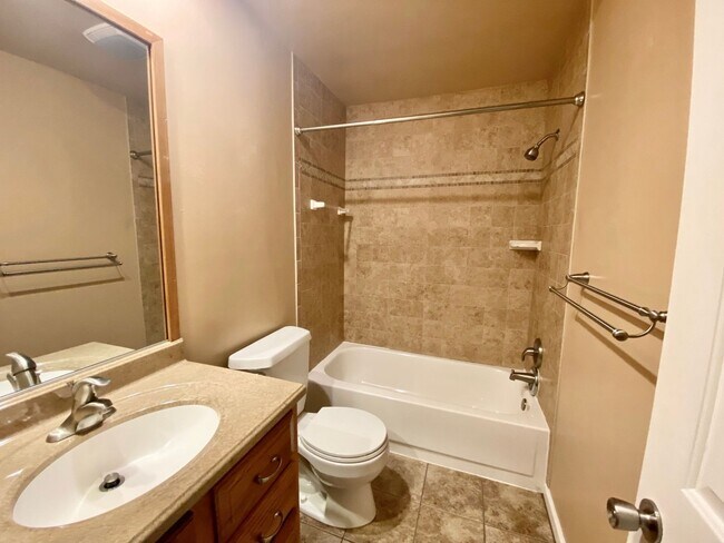 Building Photo - Fantastic 2-Bedroom Townhome In Linkhorn! ...
