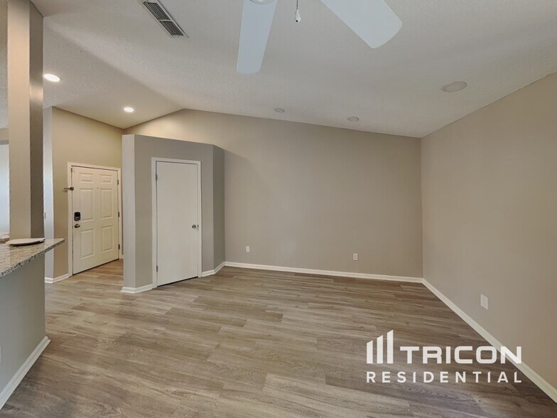 Building Photo - 1707 Ashwood Cir