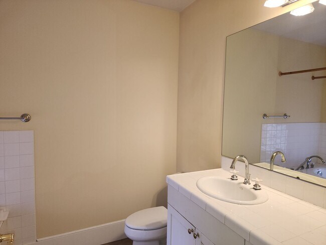 Building Photo - Spacious 3BR/3BA in Sought- After Queen Anne Location