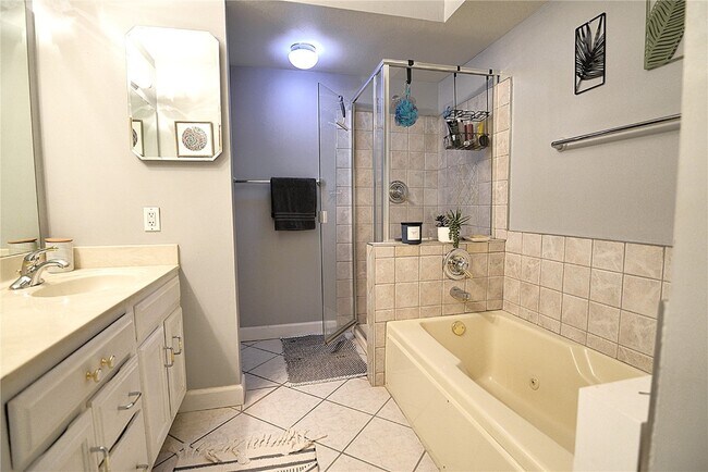 Building Photo - 5101 Hollow Wood Ct