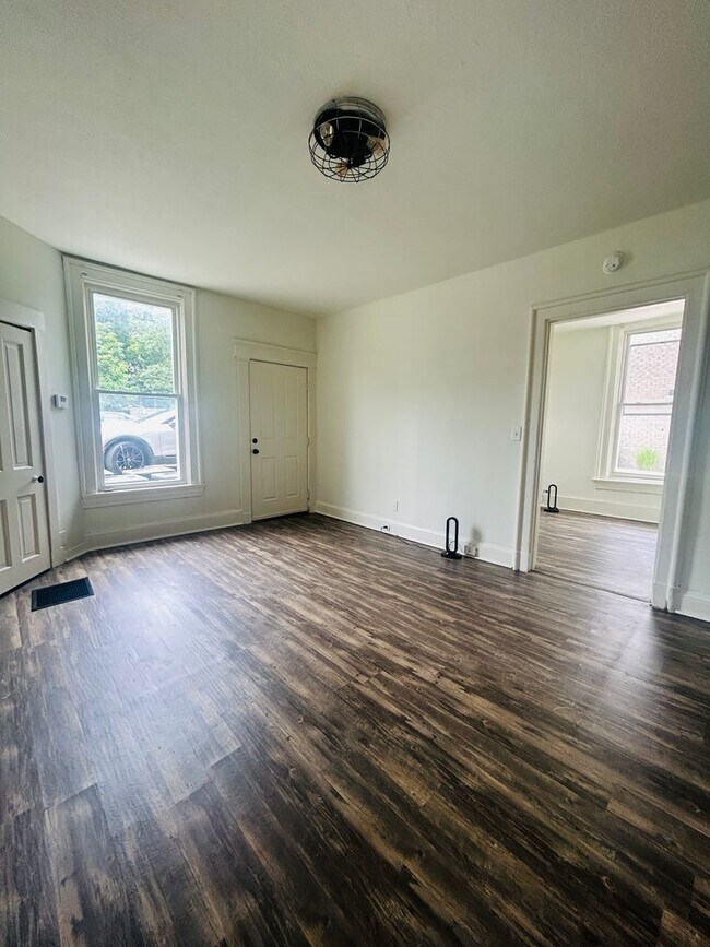 Building Photo - Cozy One Bedroom