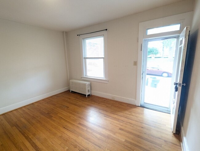 Building Photo - Charming Historic townhouse in downtown Frederick available mid June!