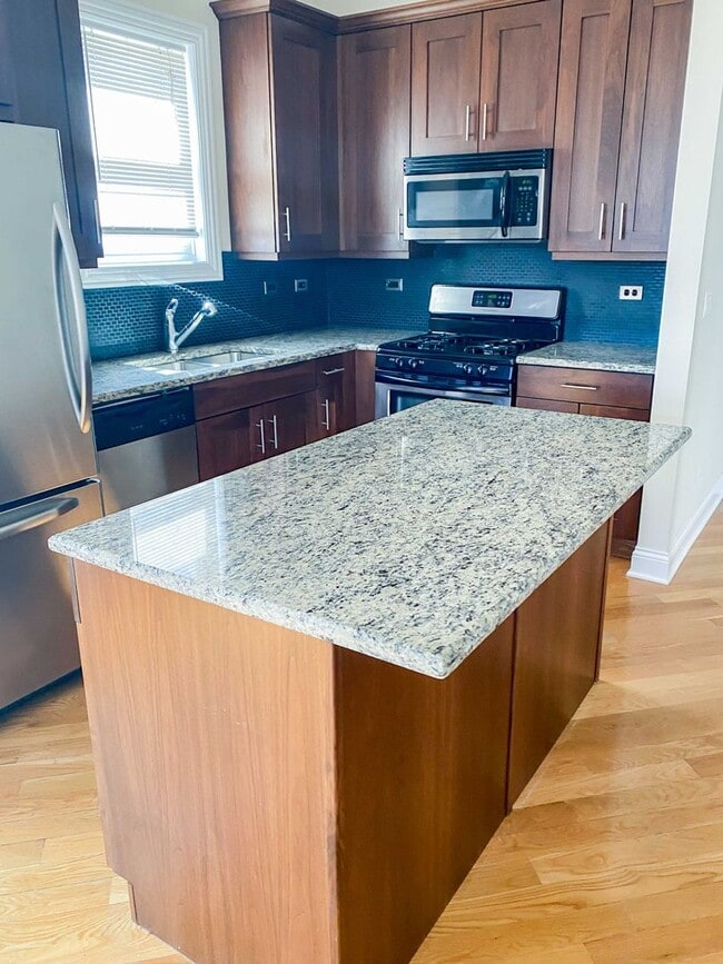 Building Photo - 2334 N Greenview Ave