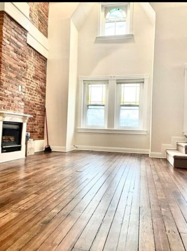 Building Photo - Shaw - Sunny 3 Bedrooms/Two full Baths
