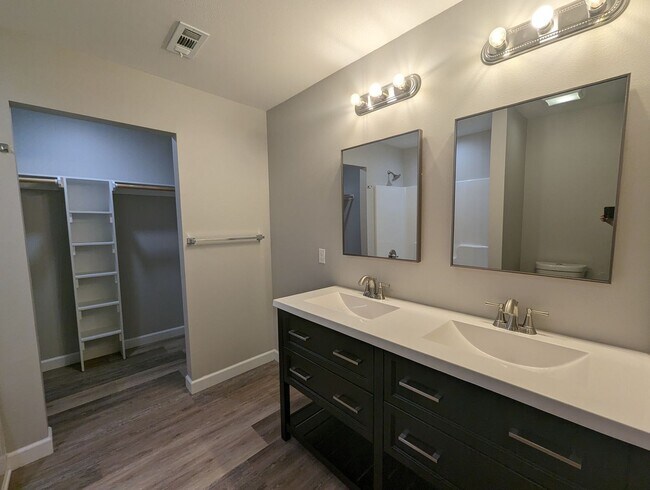 Building Photo - 3 Bedroom/2 Bathroom House • Southside