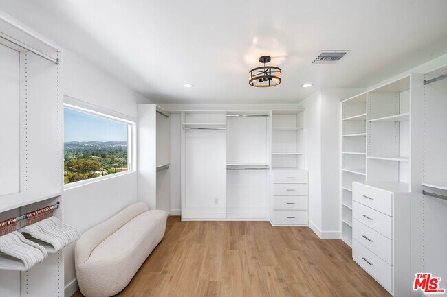 Building Photo - 6426 Ellenview Ave