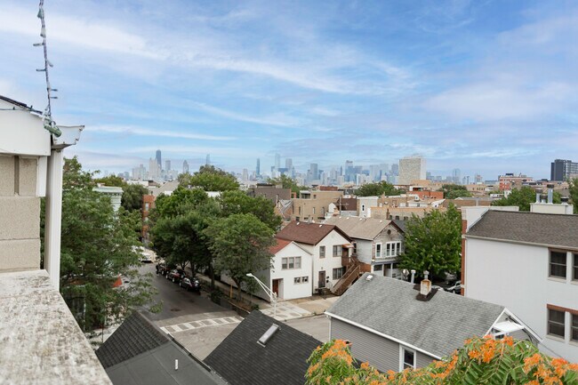Building Photo - 1514 N Wood St