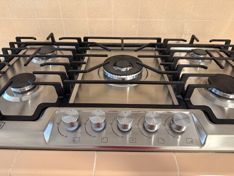 Building Photo - 330 E Fairview Ave