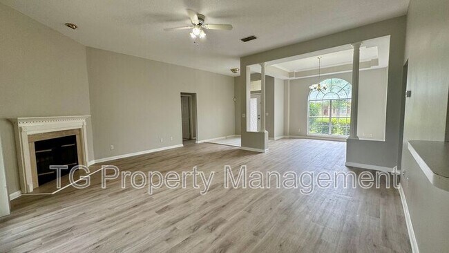 Building Photo - 8943 Country Bend Cir N