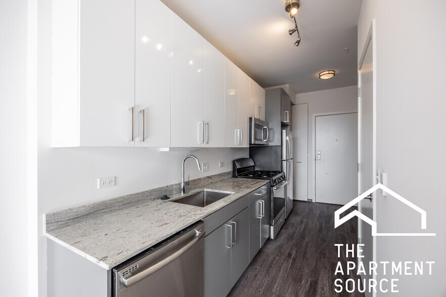 Building Photo - 2340 N California Ave