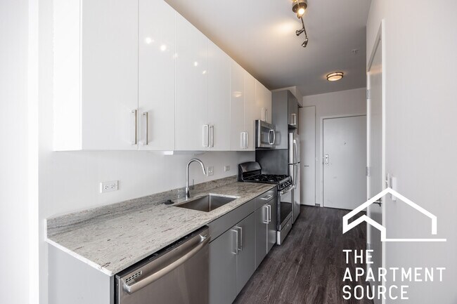 Building Photo - 2340 N California Ave