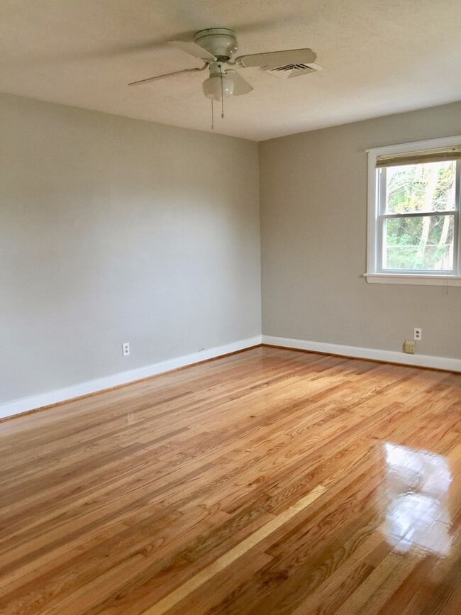 Building Photo - Adorable 2BR/1BA Home Near Norfolk Naval B...