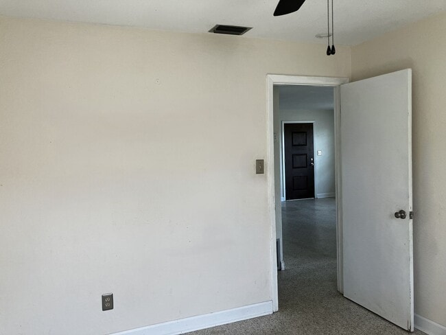 Building Photo - 2 Bedroom with fenced in backyard