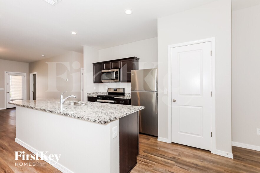 Building Photo - 335 W Powell Dr