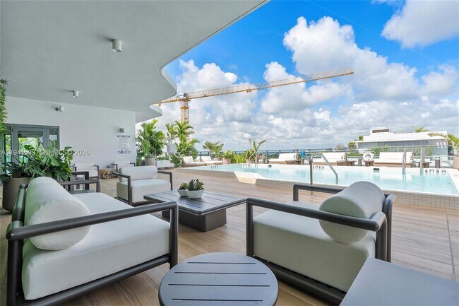 Building Photo - 9901 W Bay Harbor Dr