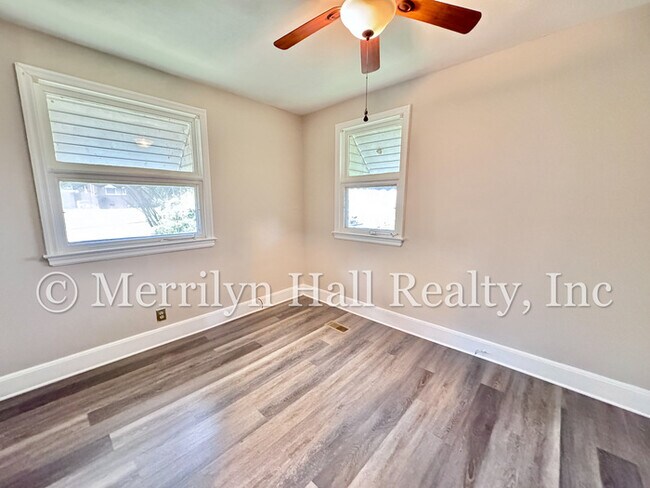 Building Photo - Freshly Updated 2BR Bungalow | New LVP Floors | Fenced Yard | Quiet Street